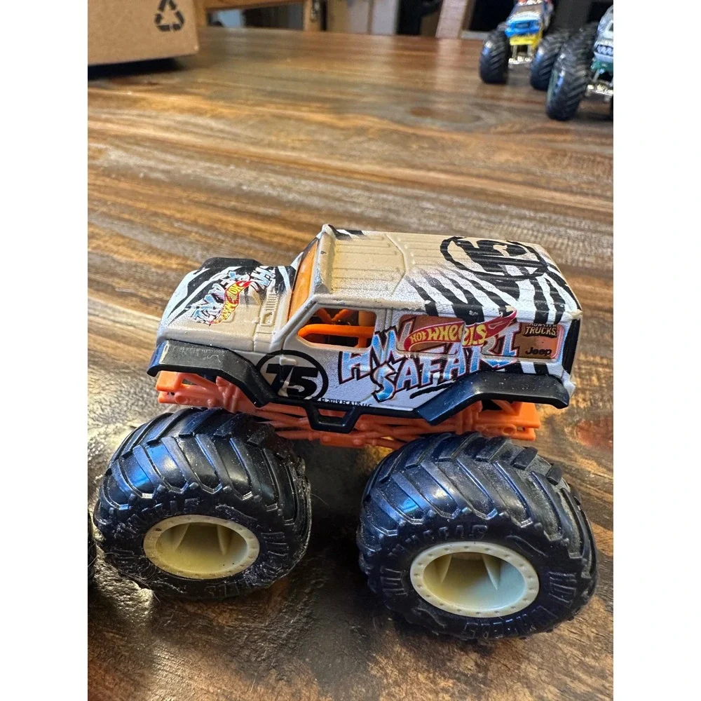 Monster Jam Wild Streak & HW Safari Jeep Monser Truck 1:64‎ Hot Wheels lot of 2